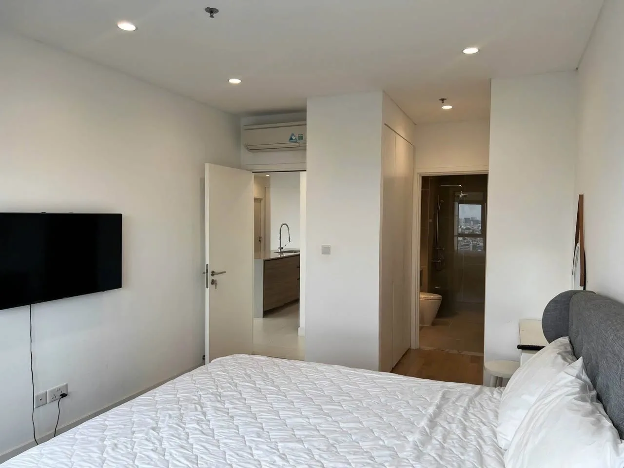 City Garden Crescent Tower 2BR with 20th-Floor Open Views