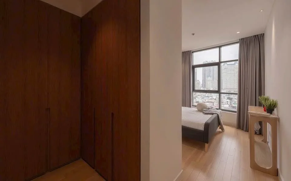 Oak-Finished 2 Bedroom City Garden Tower C Apartment with Landmark 81 View
