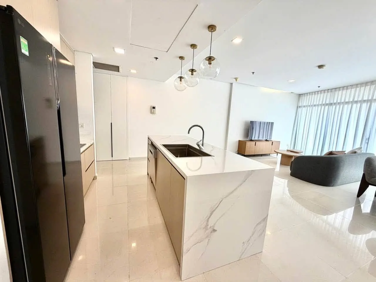 Newly Renovated City Garden 2BR With Open Living and Breakfast Bar