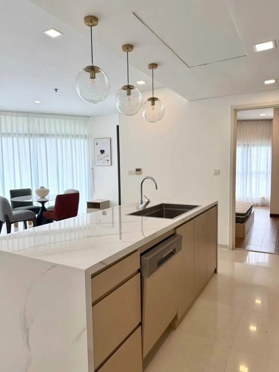 Newly Renovated City Garden 2BR With Open Living and Breakfast Bar