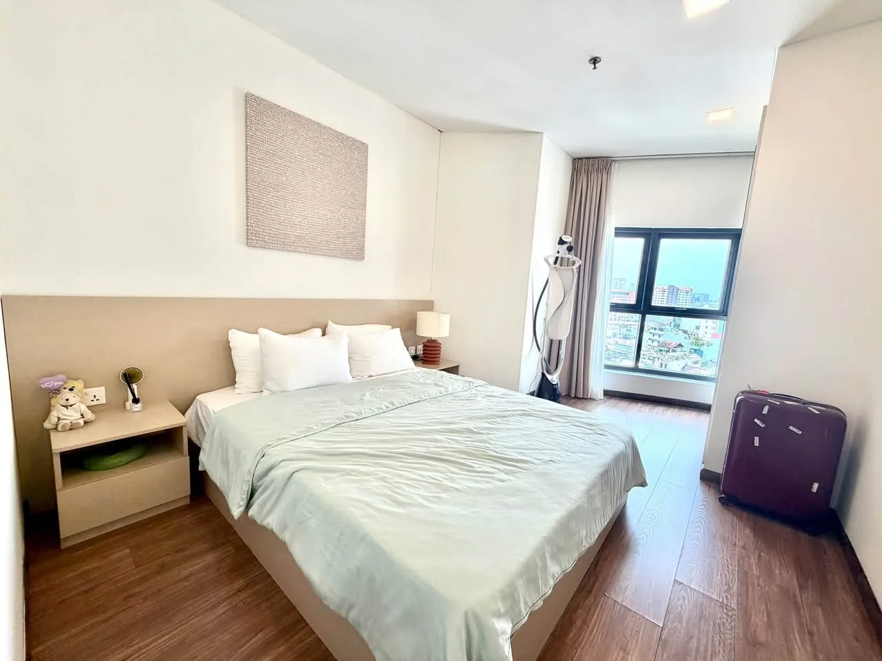 Newly Renovated City Garden 2BR With Open Living and Breakfast Bar