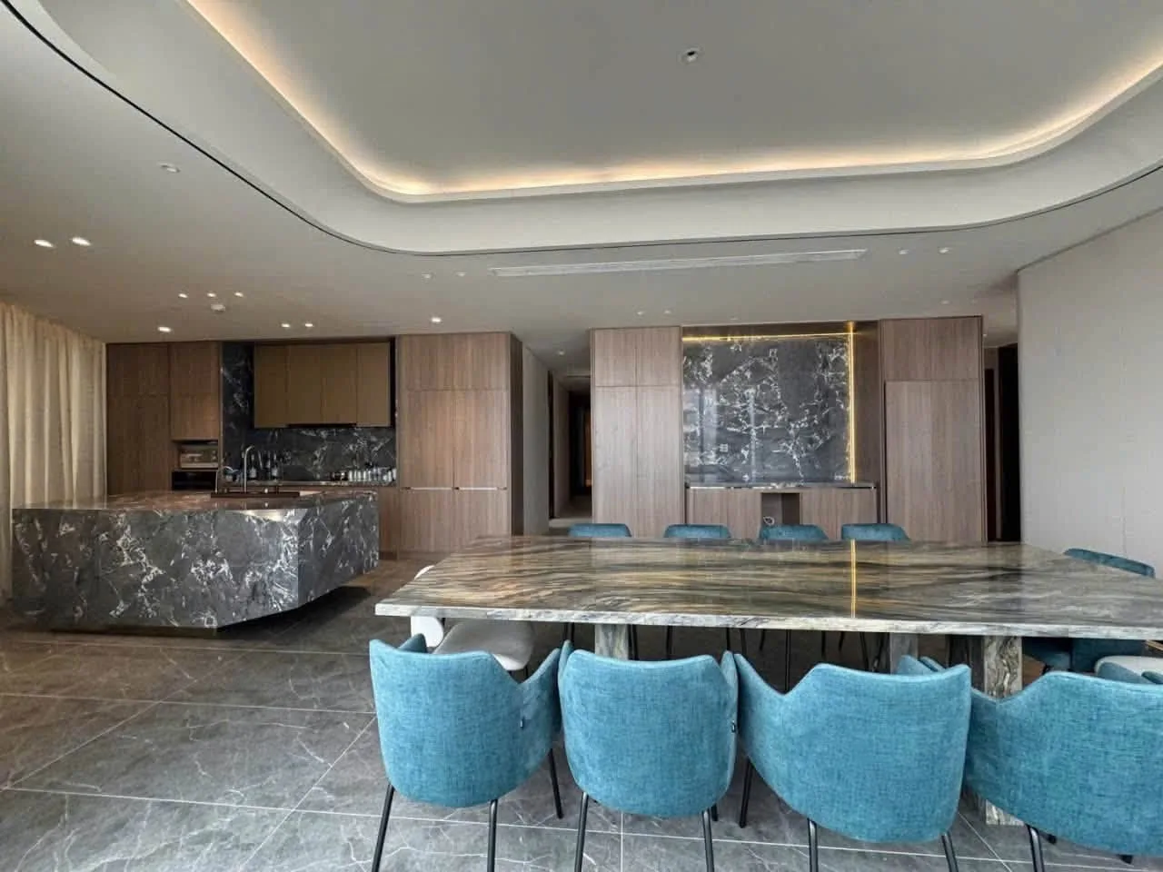 City Garden 5BR Penthouse With Sweeping City Views and Terrace