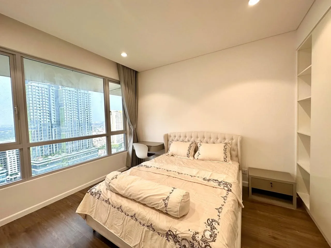 Estella Heights 2BR with Bright Open Kitchen and Pool Access