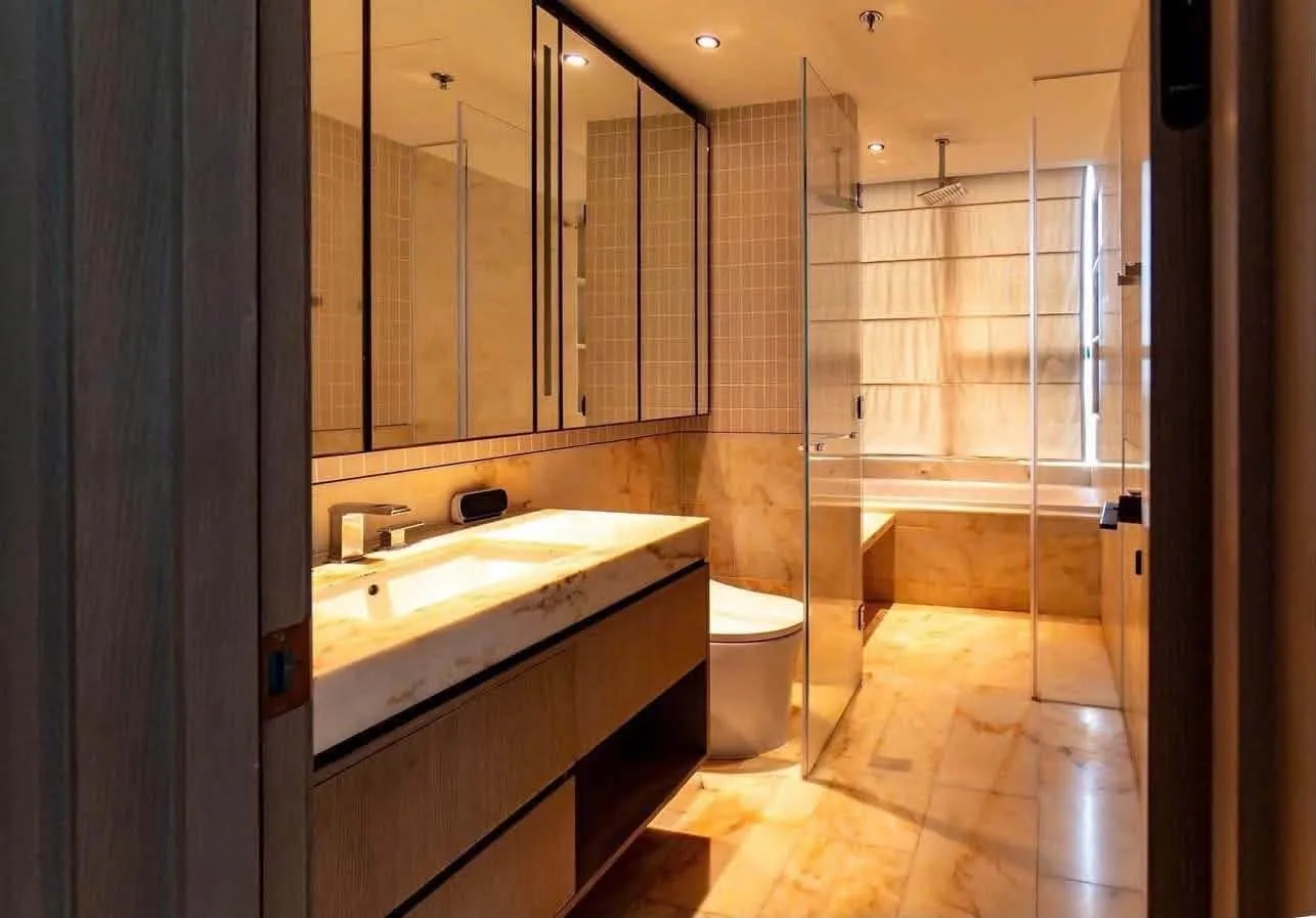 Grand Marina Lake Tower Corner 2BR+ with Polished Interiors