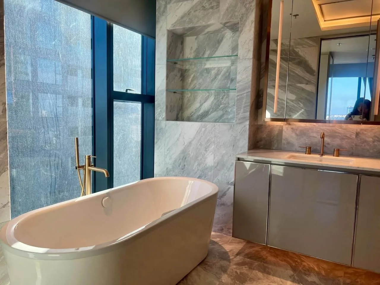 Grand Marina Lake Tower 2BR Corner Apartment with River View