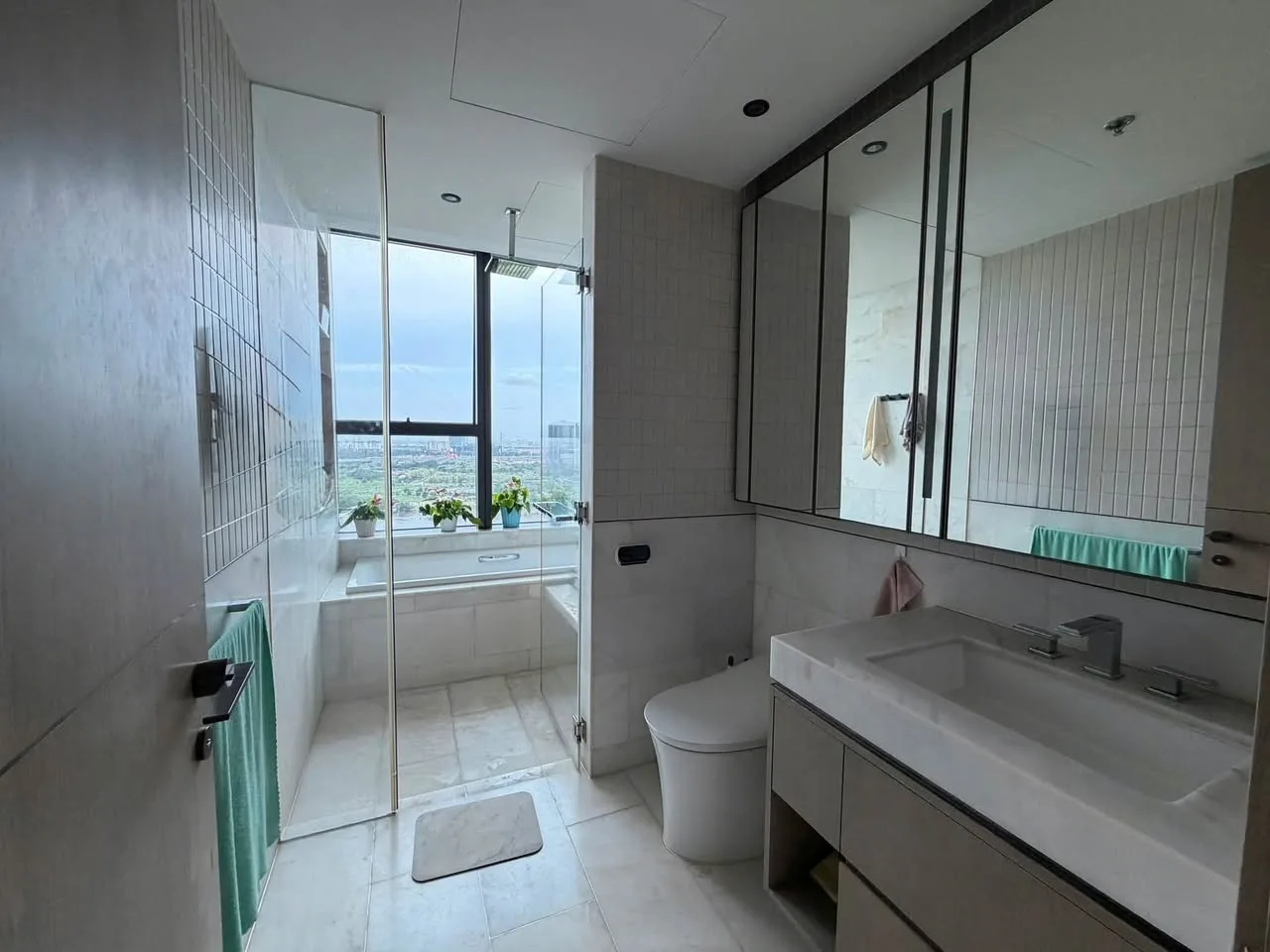 Grand Marina Lake Tower 1BR With River View, Work Nook and Bathtub