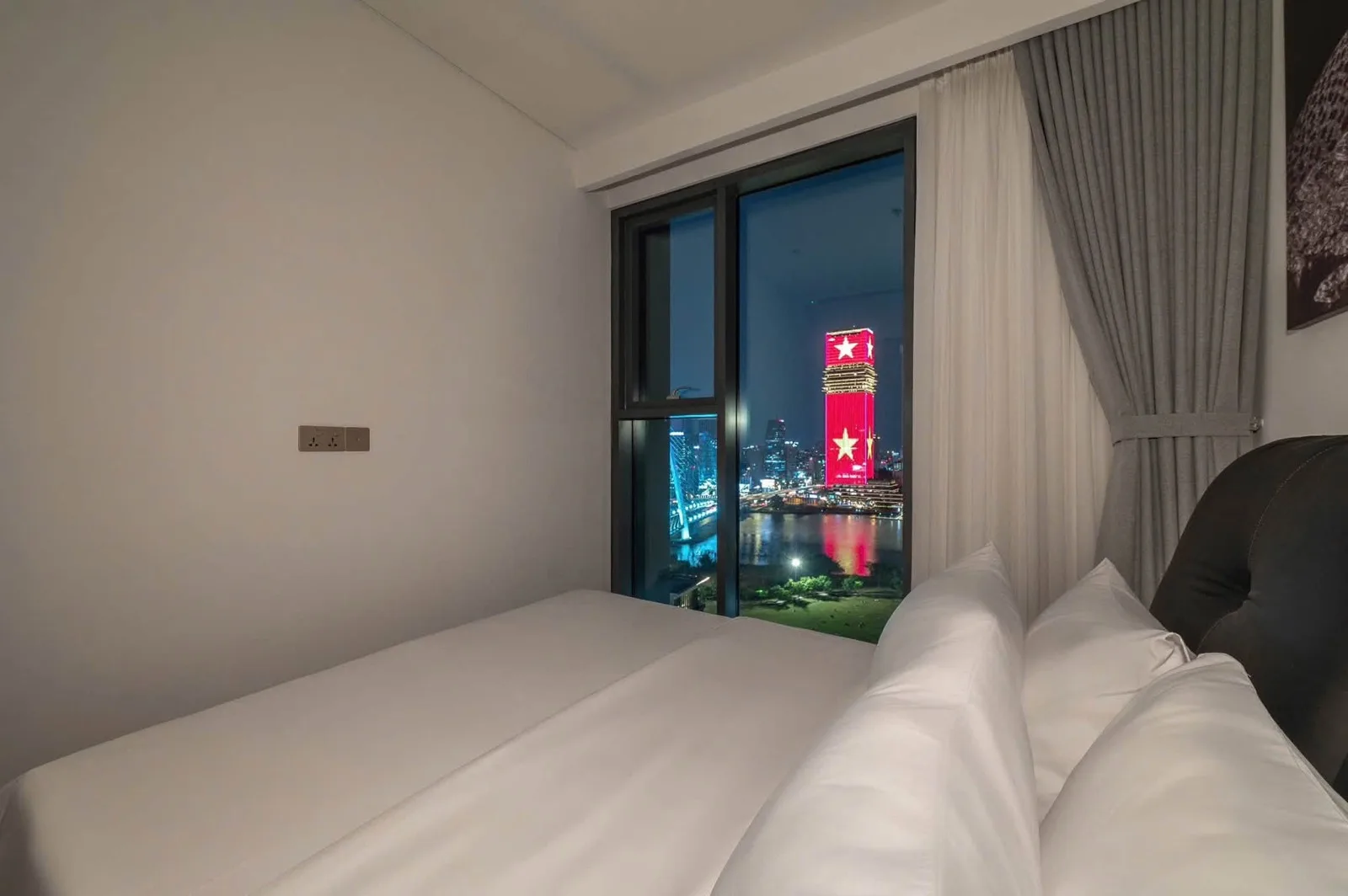 The Crest Metropole 3BR With Balcony Skyline View