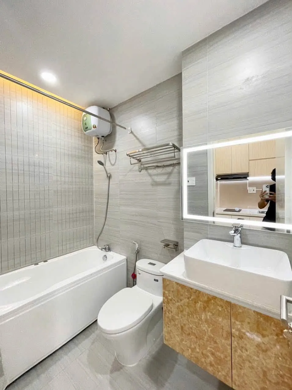 Private-Balcony Japan Town 1BR on Pham Viet Chanh | 60m²