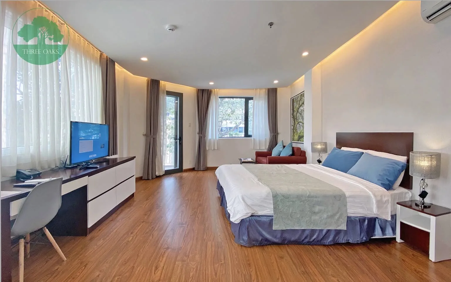 Private-Balcony Nguyen Thi Minh Khai 1BR Serviced Apartment | 45m²