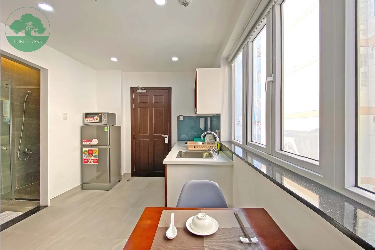 Private-Balcony Nguyen Thi Minh Khai 1BR Serviced Apartment | 45m²