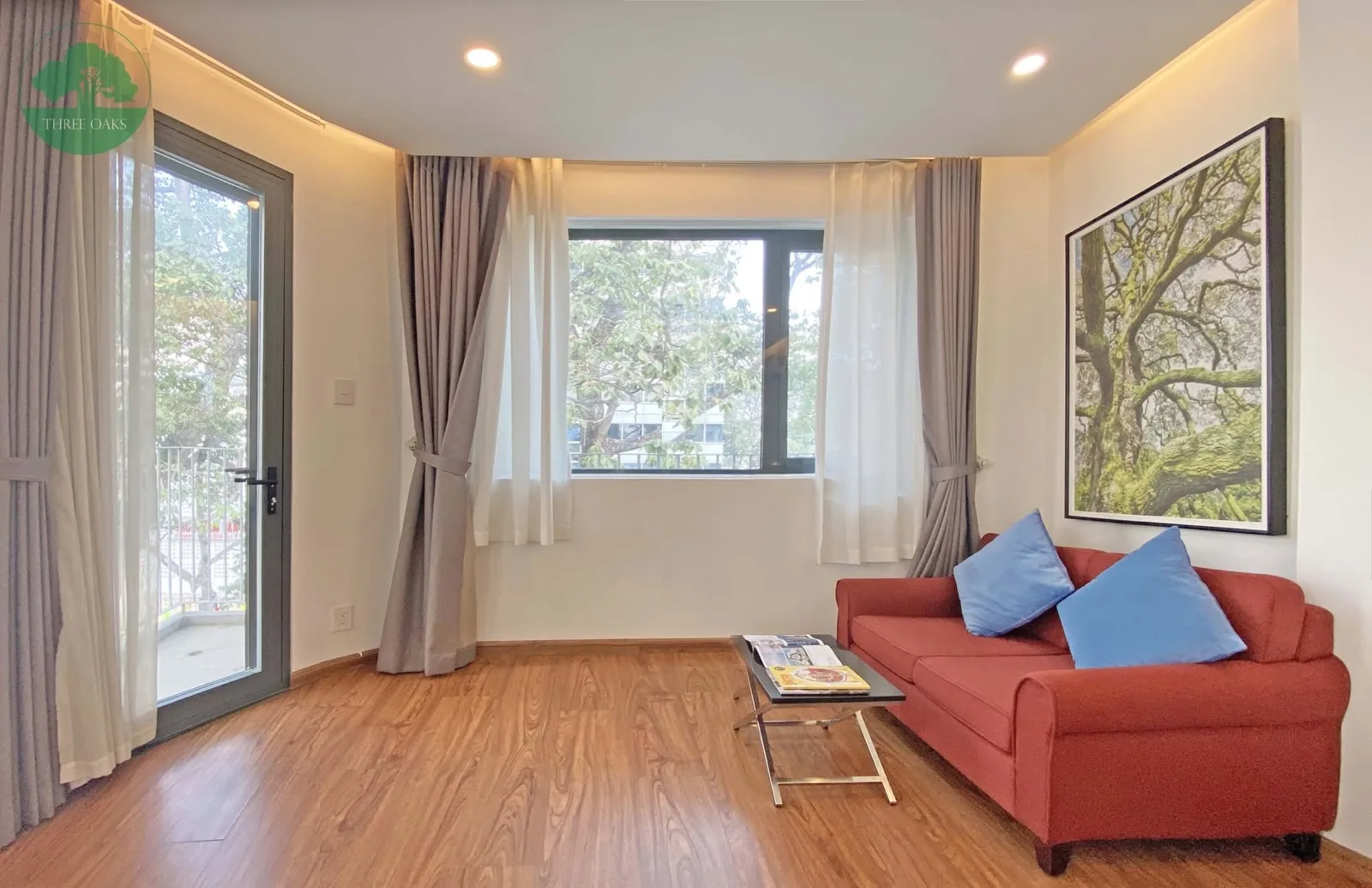 Private-Balcony Nguyen Thi Minh Khai 1BR Serviced Apartment | 45m²