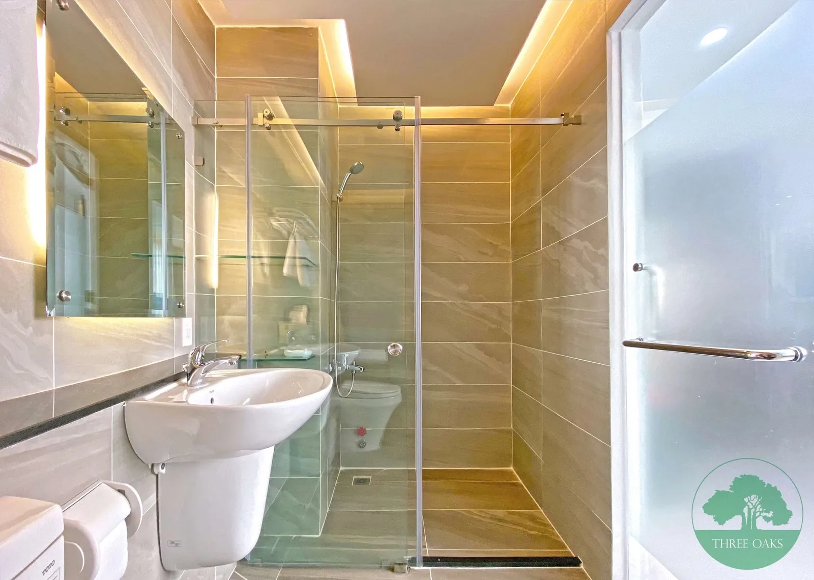 Private-Balcony Nguyen Thi Minh Khai 1BR Serviced Apartment | 45m²