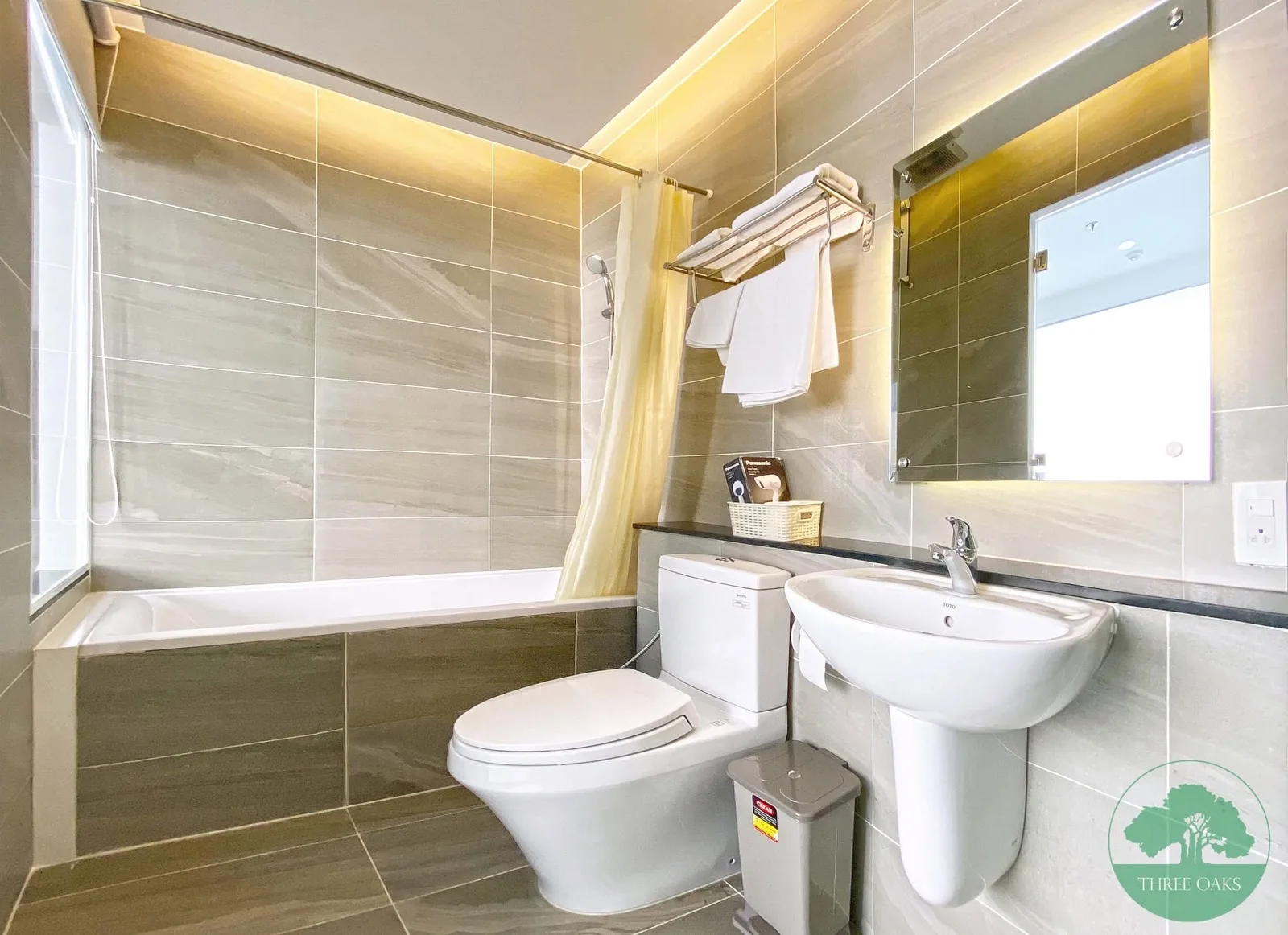 Private-Balcony Nguyen Thi Minh Khai 1BR Serviced Apartment | 45m²