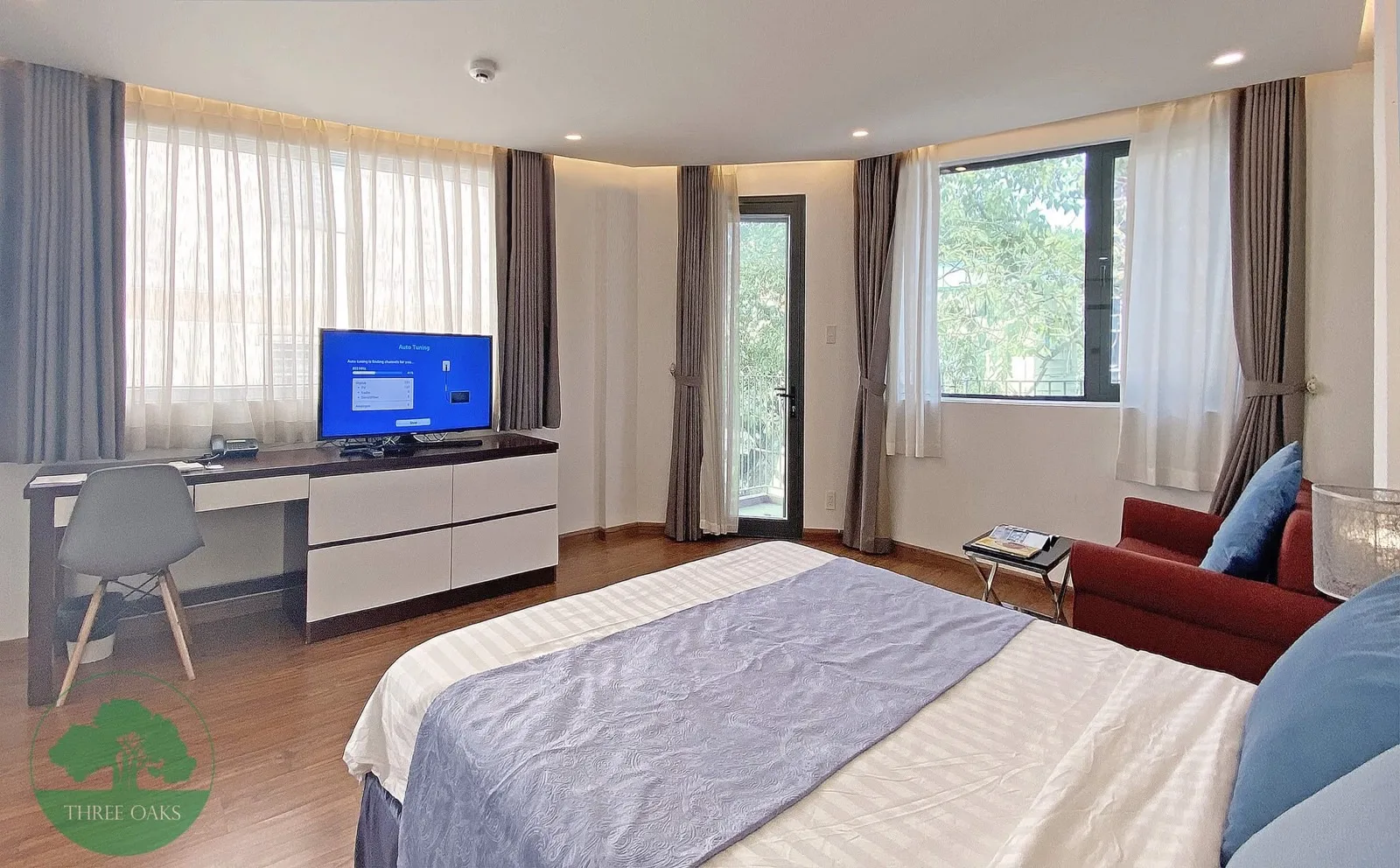 Private-Balcony Nguyen Thi Minh Khai 1BR Serviced Apartment | 45m²