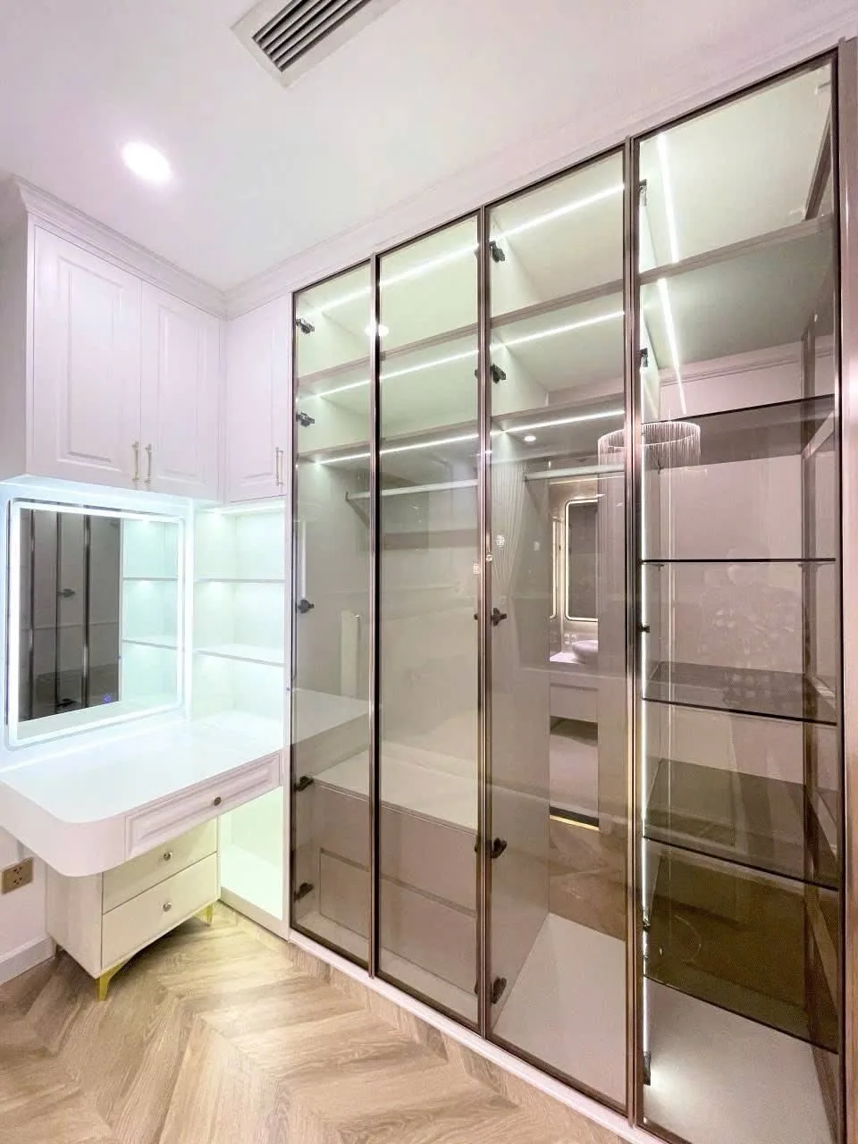 Landmark 6 Corner 3BR with Landmark 81 and Park Views