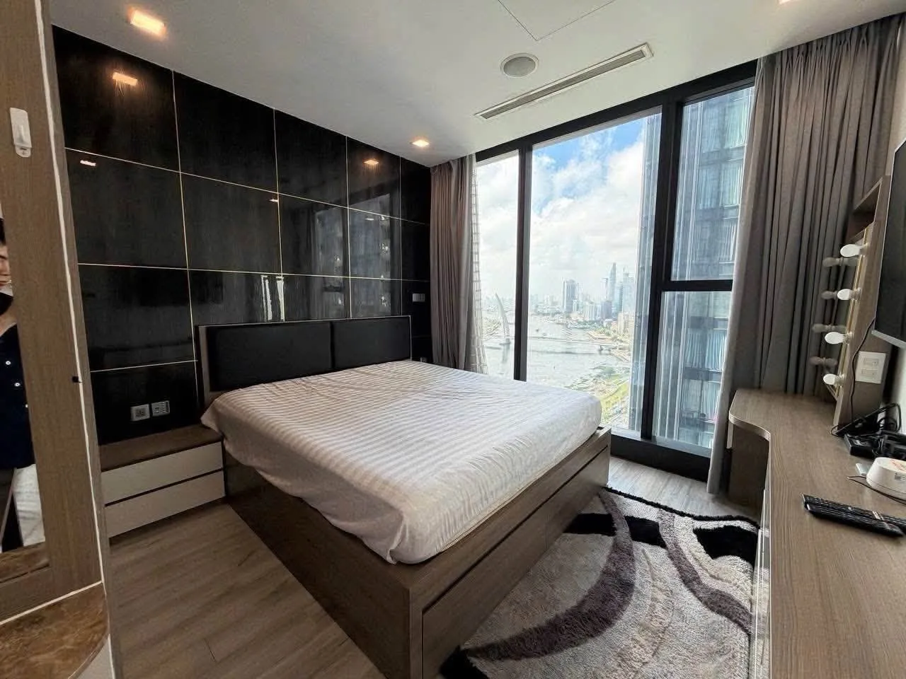 Vinhomes Golden River 2BR with River and Bitexco View
