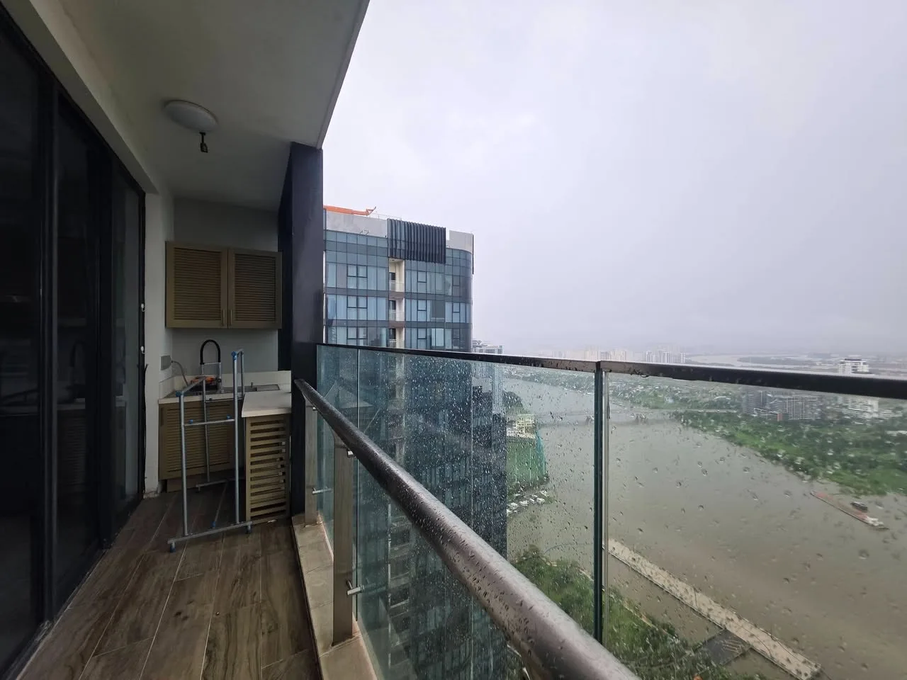 River and Skyline View 3 Bedroom Apartment at Vinhomes Golden River | 160m²