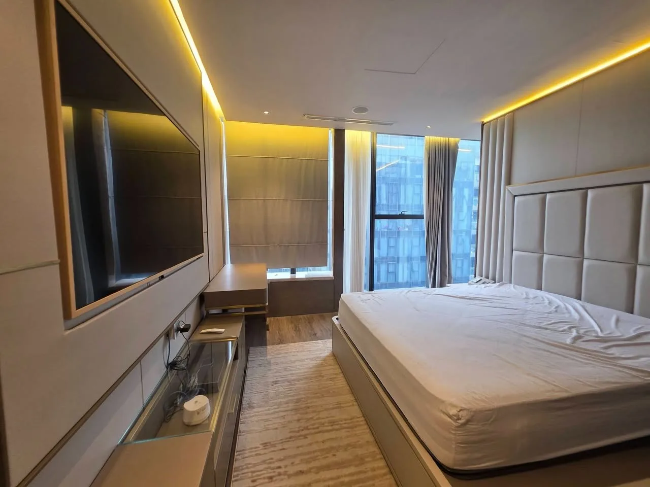 River and Skyline View 3 Bedroom Apartment at Vinhomes Golden River | 160m²
