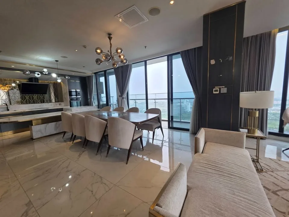 River and Skyline View 3 Bedroom Apartment at Vinhomes Golden River | 160m²