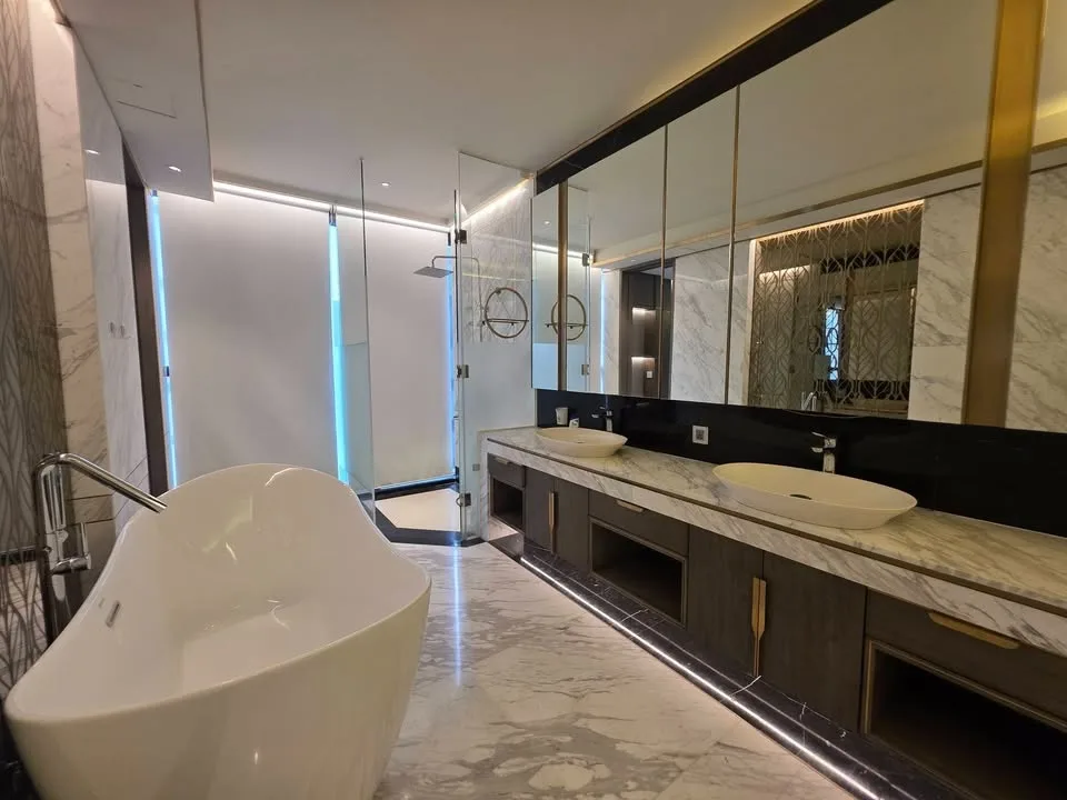 River and Skyline View 3 Bedroom Apartment at Vinhomes Golden River | 160m²