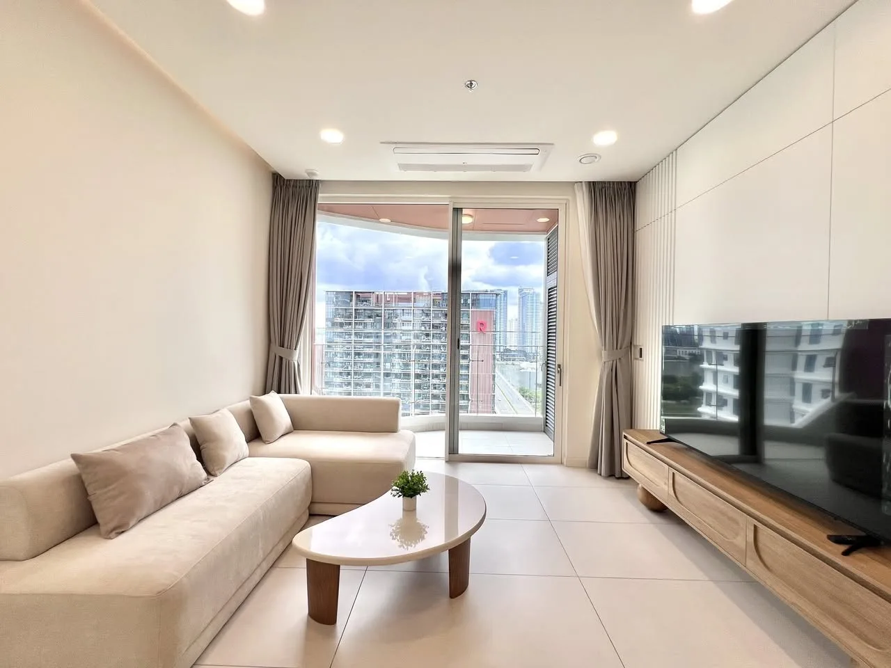Zeit River 2BR With Balcony, River and Landmark 81 Views