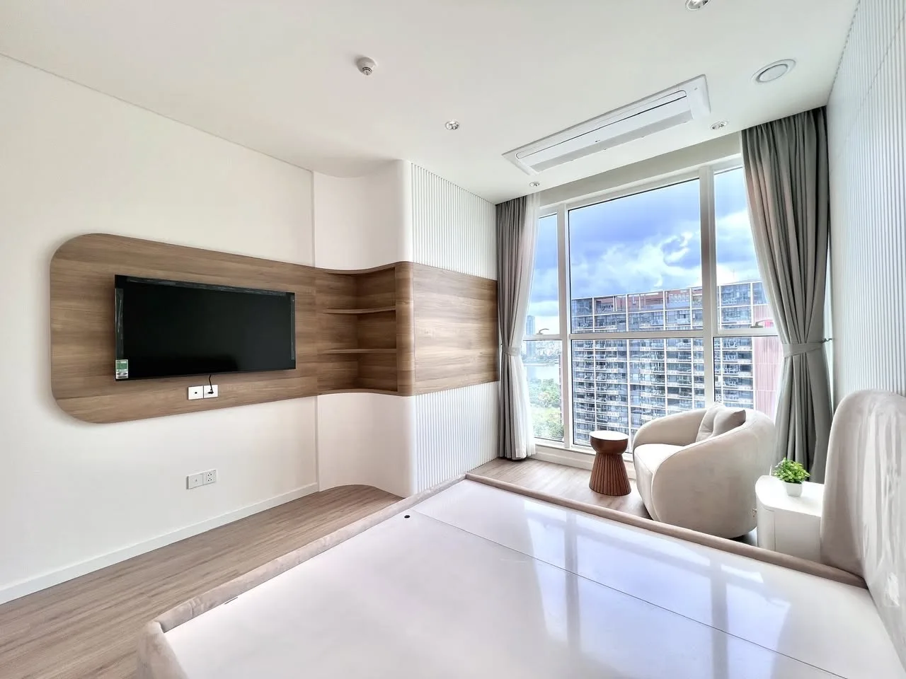 Zeit River 2BR With Balcony, River and Landmark 81 Views