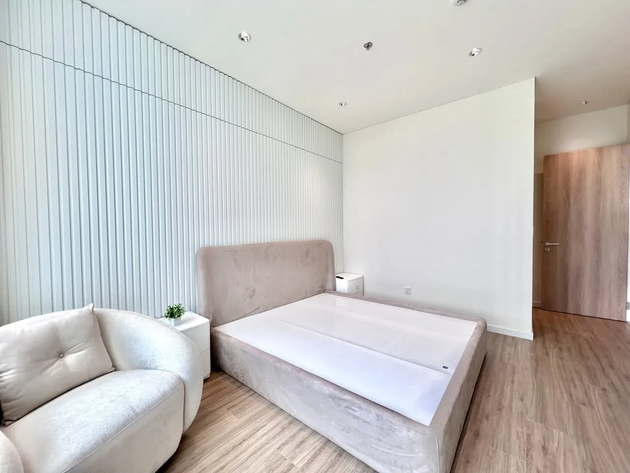 Zeit River 2BR With Balcony, River and Landmark 81 Views